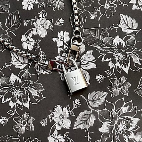 New LV Louis Vuitton Silver-Toned Lock with 18" Box Link Chain Necklace - Picture 3 of 5